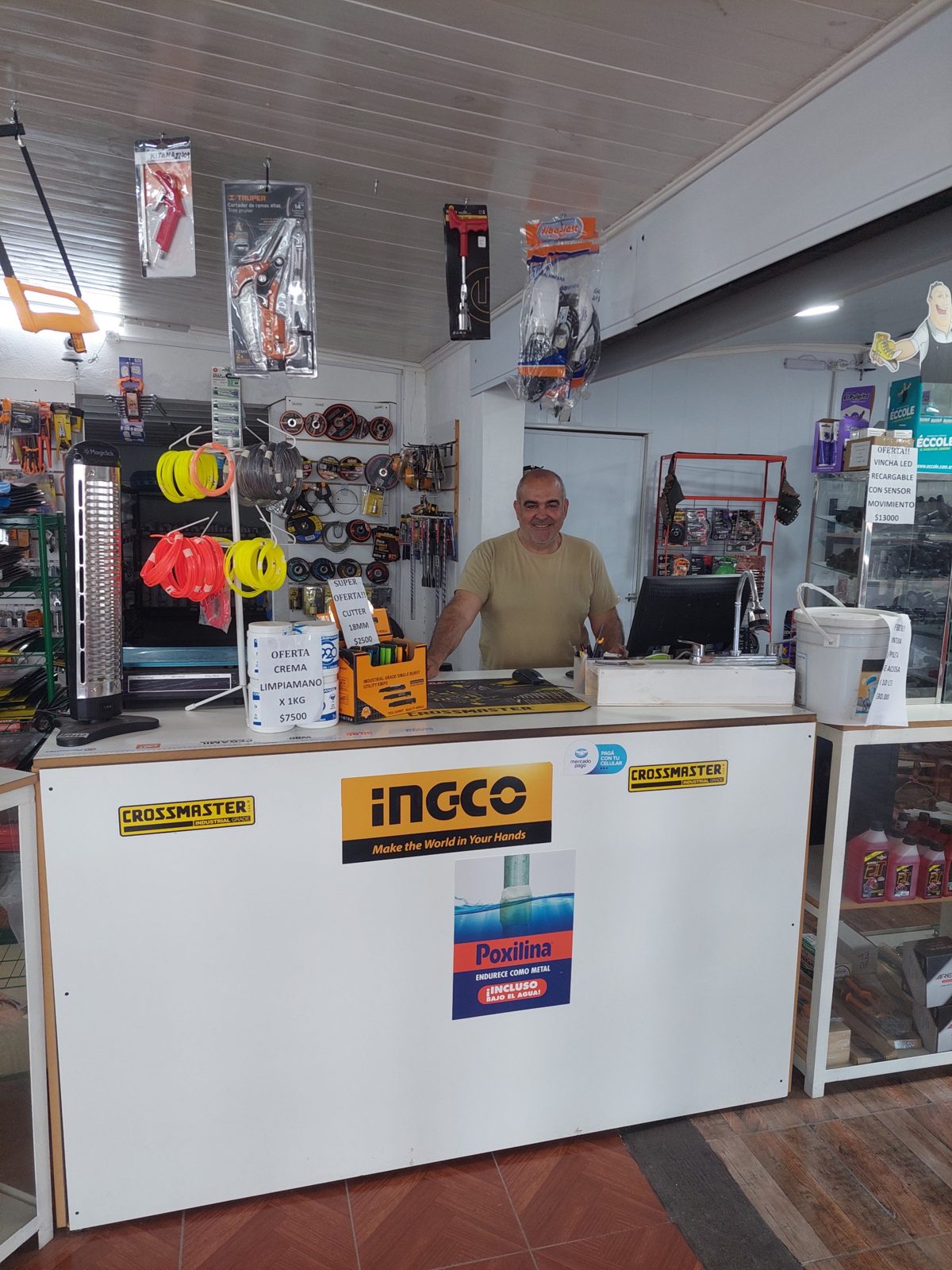 Atención personalizada en el mostrador de Ferretería Drago