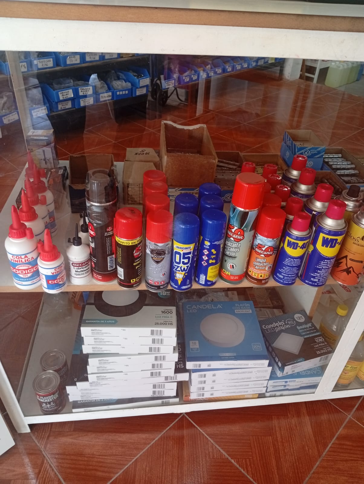 Salón de ventas de Ferretería Drago con productos en exhibición