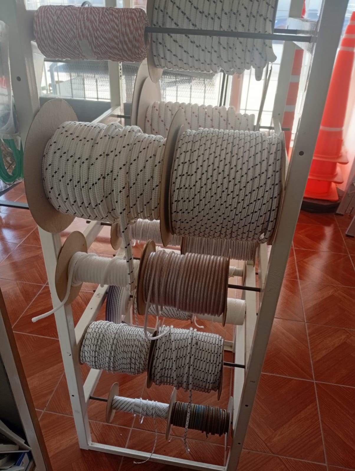 Góndolas de Ferretería Drago con bulonería, electricidad y pinturas
